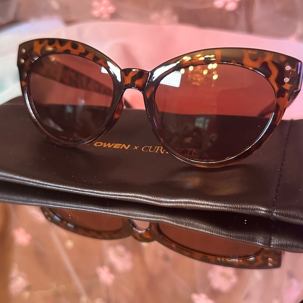 Saint Owen Curateur Sunglasses NWT and Pouch